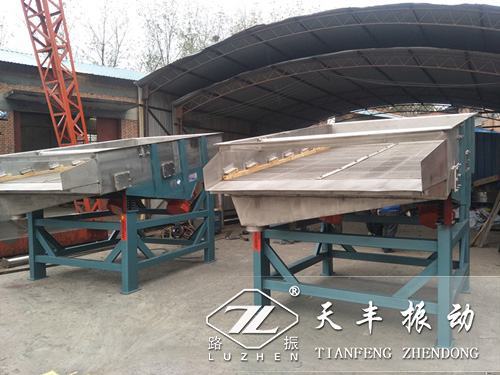 兩臺直線振動(dòng)篩已準(zhǔn)備發(fā)貨